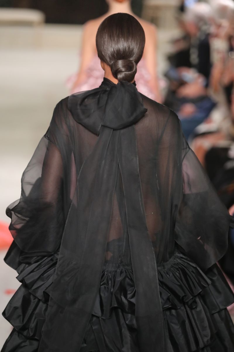 Naomi Campbell, super transparentă pe podiumul de modă la 48 de ani | FOTO