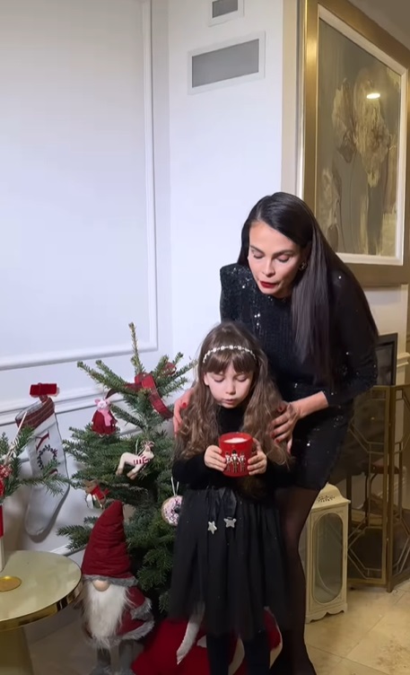 Imagini din casa Ancăi Serea, decorată de Crăciun. A împodobit doi brazi, unul e alb și excentric, iar altul e natural, în ghiveci
