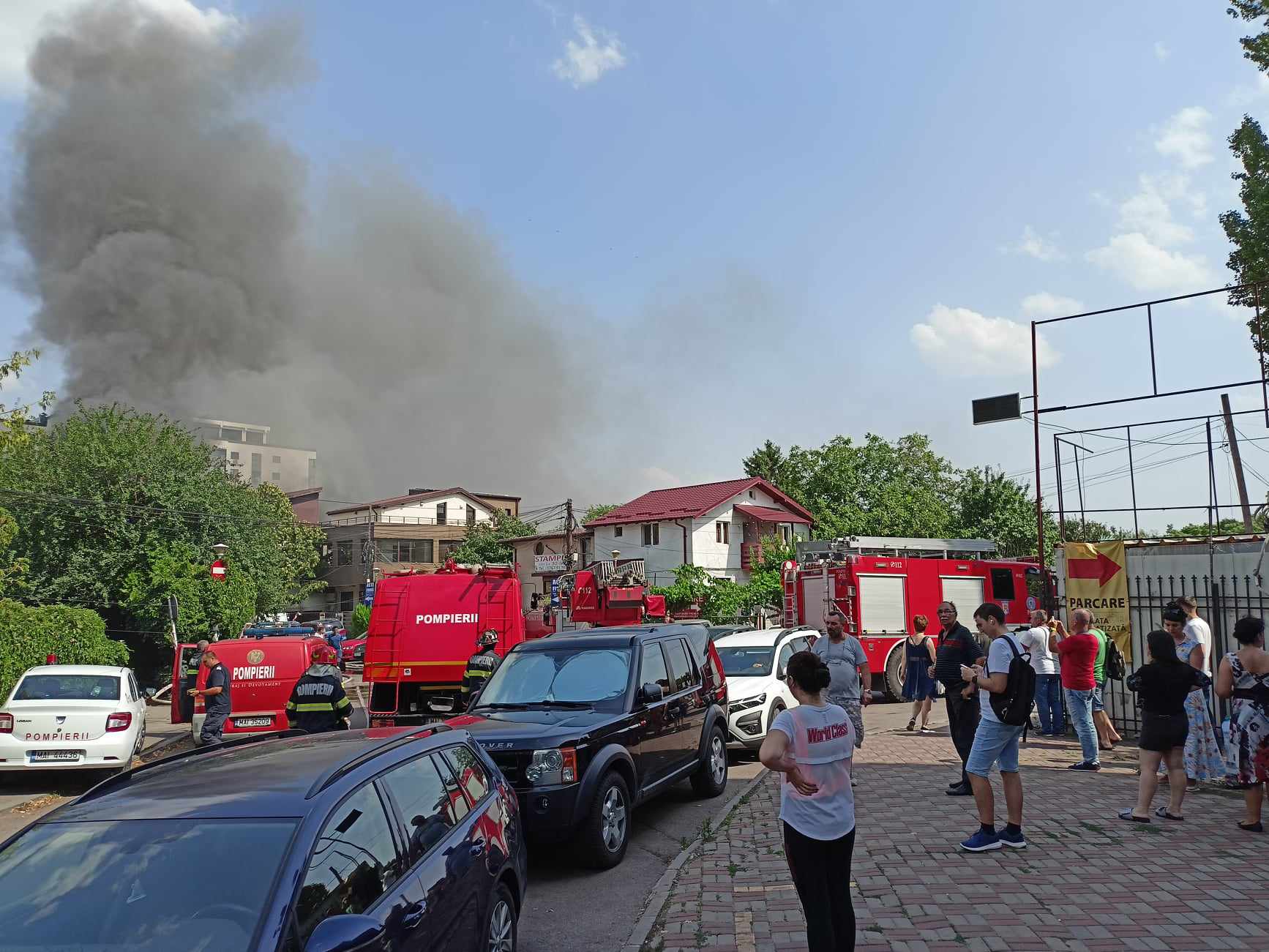 Incendiu în București. Trei case din zona Piața Muncii au fost cuprinse de flăcări