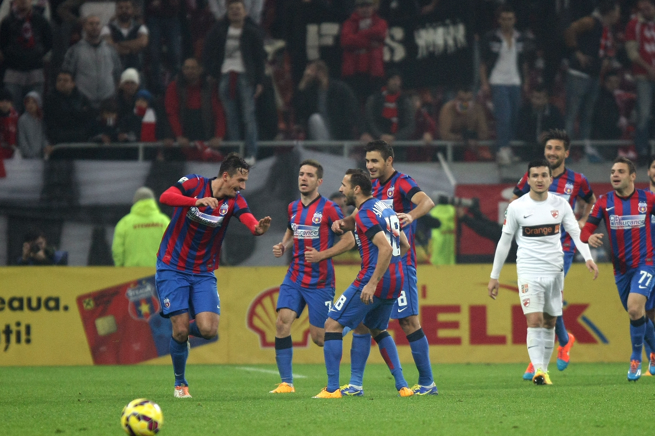 GALERIE FOTO&VIDEO/ DERBY-UL ROMÂNIEI, STEAUA - DINAMO 3-0. ^ Echipa din Ghencea i-a speriat pe ”câini” de Halloween! Szukala, Papp și Keșeru au înscris pentru roș-albaștri. Arlauskis și Bărboianu, loviți de petardele aruncate de suporteri. Băiatul lui Florentin Petre a debutat la Dinamo