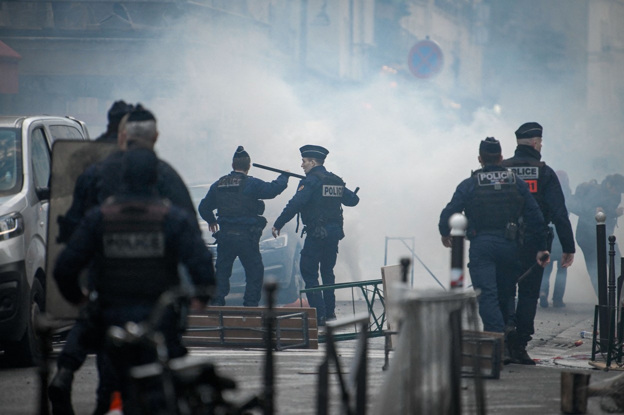 Confruntări violente la Paris între manifestanții kurzi și forțele de ordine, după atacul armat soldat cu 3 morți