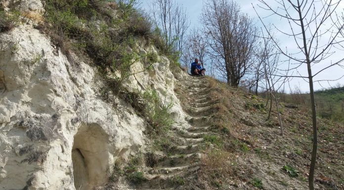 FOTO/ Un prahovean și-a săpat casă într-o stâncă. Cum arată „locuința”