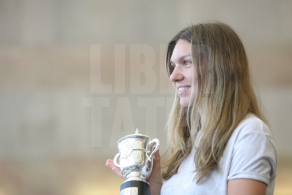 VIDEO&FOTO. Sosirea Simonei Halep în România după ce a câștigat Roland Garros 2018. Așteptată pe covorul roșu!