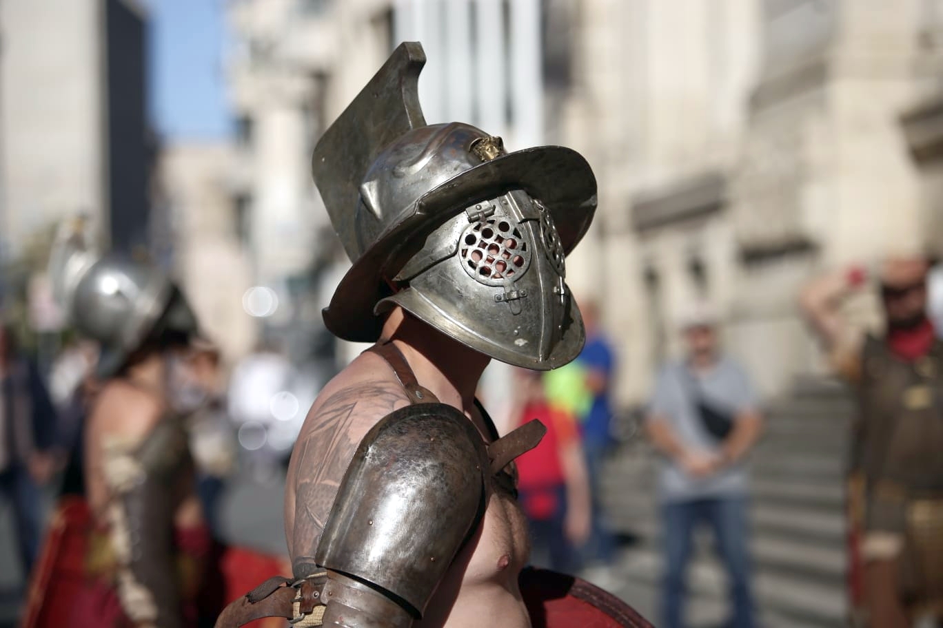 FOTOREPORTAJ. Lupte cu gladiatori pe Calea Victoriei din București, dar și mâncăruri preparate după rețete culinare antice