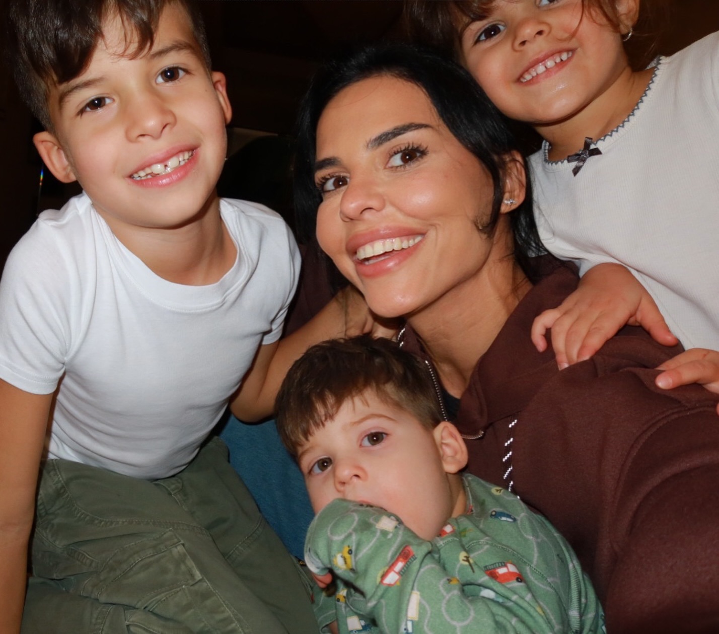 Andreea Popescu s-a plâns că nu este căutată de bărbați. Mesajul primit pe Instagram a lăsat-o fără cuvinte: „Nu știa dacă să mă aleagă pe mine sau pe Oana Roman”