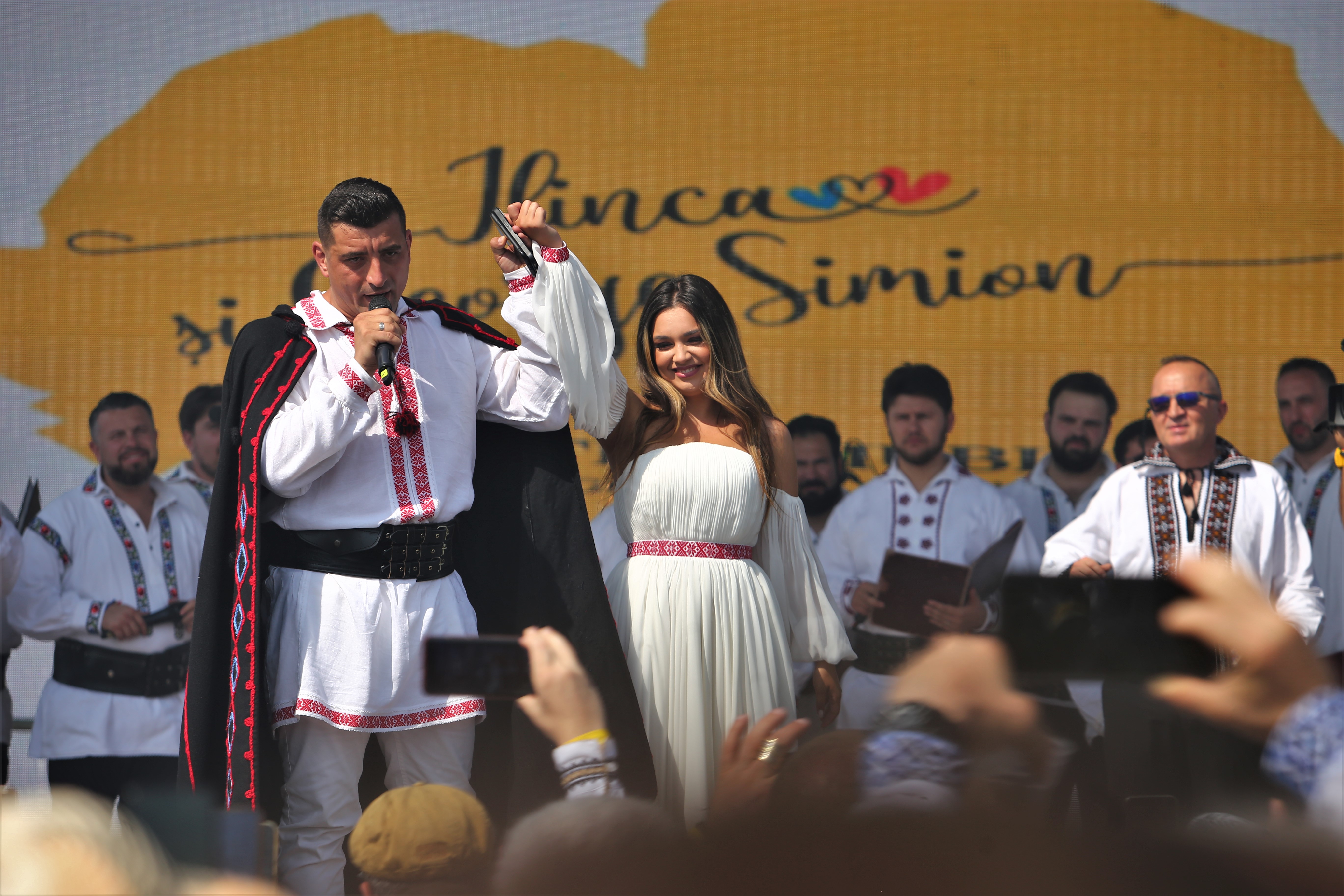 O mireasă și două nunți. Cum a petrecut poporul în vale, iar ceilalți invitați, în deal, la căsătoria „domnului AUR”, George Simion