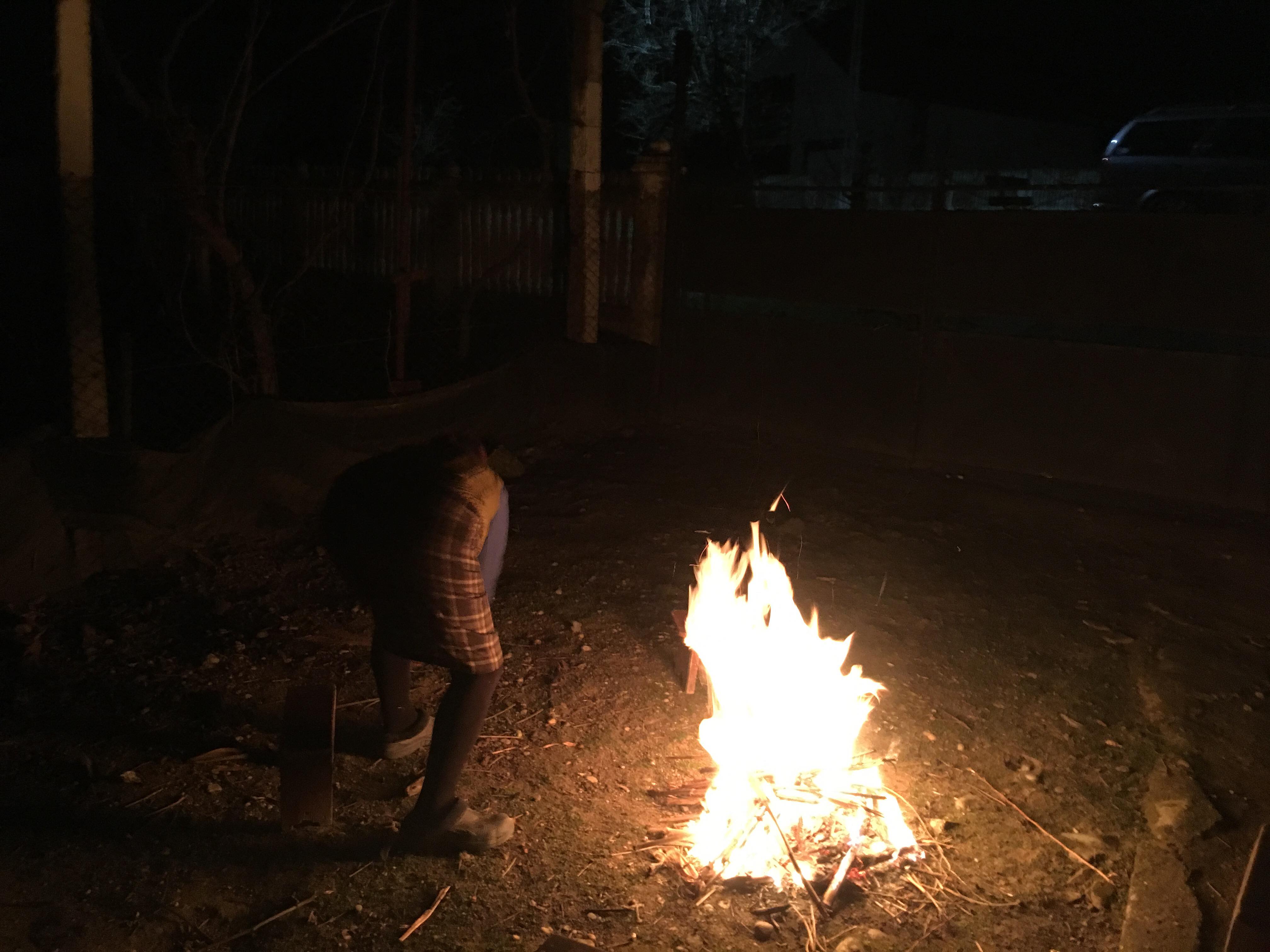 REPORTAJ/Doljenii pomenesc morții de Joimari cu foc și apă. Aprind focuri în cimitire ca să le țină de cald spiritelor