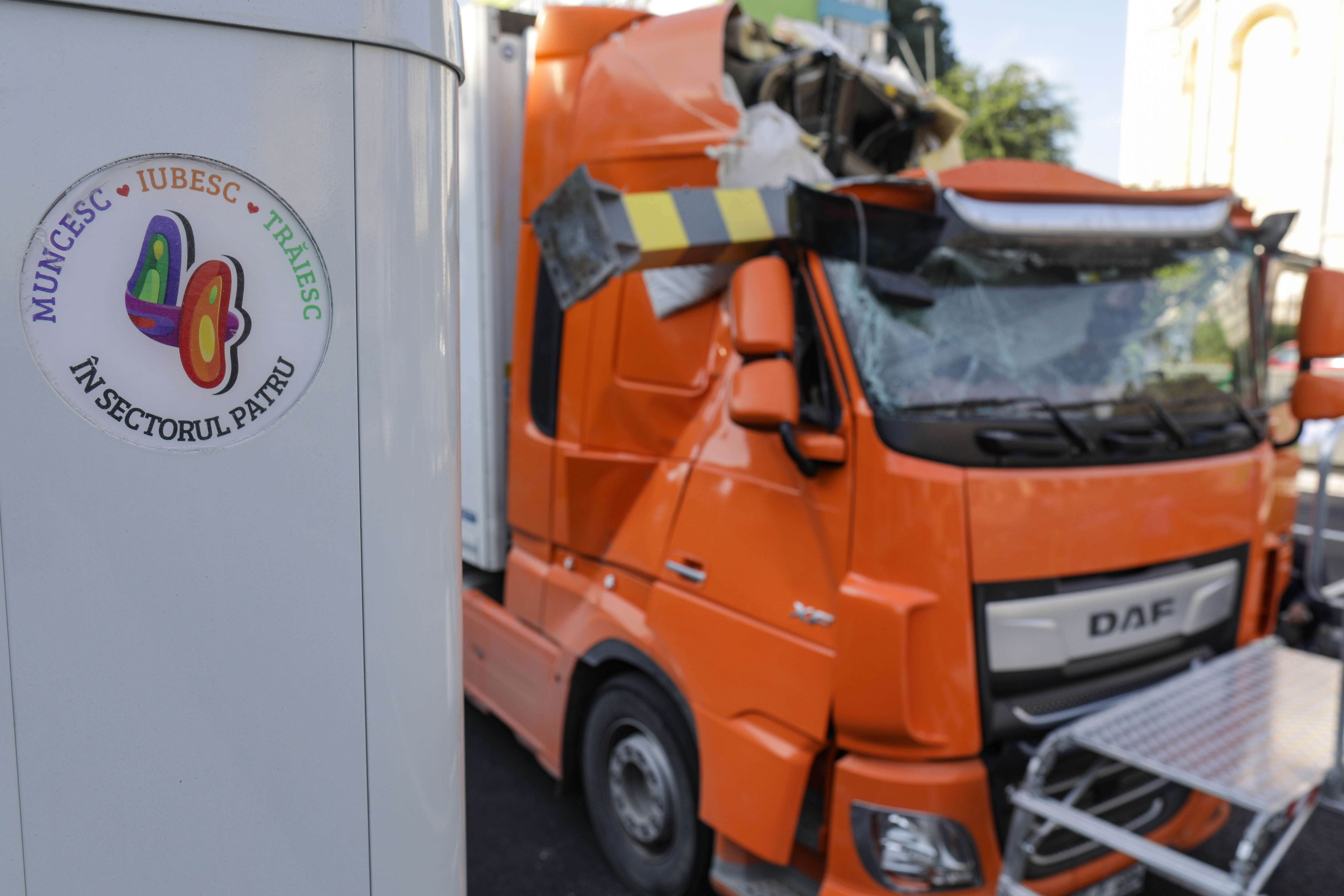 Limitatorul de înălțime de la intrarea în Pasajul Unirii, distrus de un TIR la câteva zile după redeschiderea pasajului