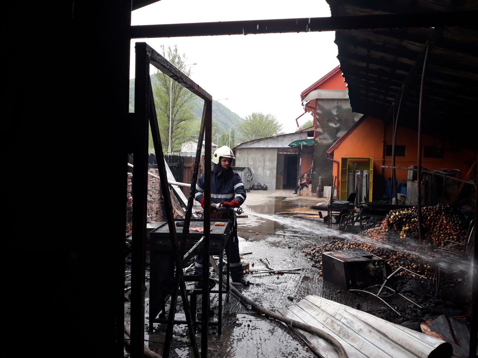 UPDATE: Incendiu la un restaurant din Băile Herculane. De la ce a pornit focul