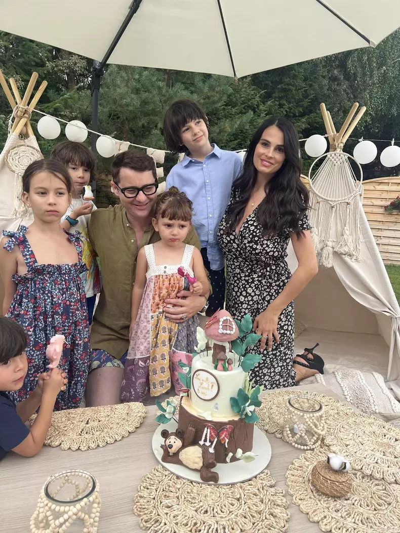 Anca Serea a rămas fără bonă pentru cei 6 copii. Mesajul transmis de vedetă: „Devin «părinți de weekend» pentru copiii noștri, bucătari, menajere”