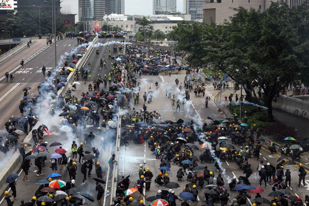Noi violențe în Hong Kong. Zeci de mii de protestatari au sfidat interdicția impusă manifestațiilor publice