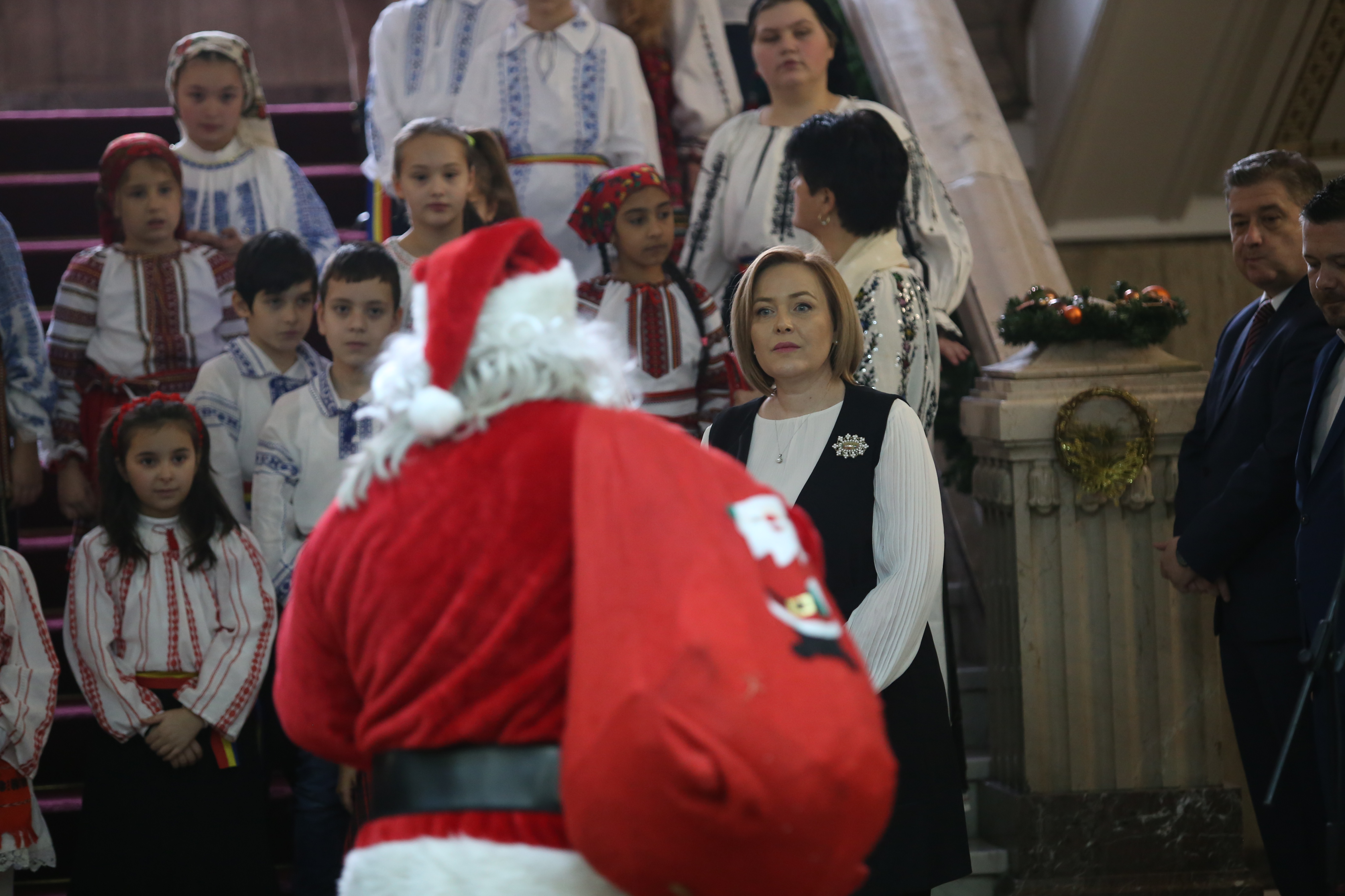 GALERIE FOTO / Moș Crăciun, intrare spectaculoasă, la petrecerea de la CS Dinamo