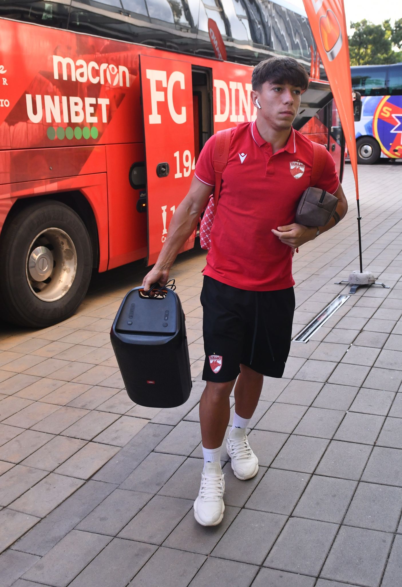 FCSB a învins Dinamo, în Derby de România. Au înscris vedetele Coman și Olaru, portughezul Gregorio a redus din handicap