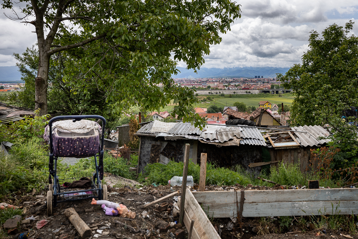 Monica Şamu trăieşte de-o viaţă în favela Sibiului şi speră ca măcar nepoata ei să aibă parte de “condiţii mai bune”. Promisiunea uitată a preşedintelui