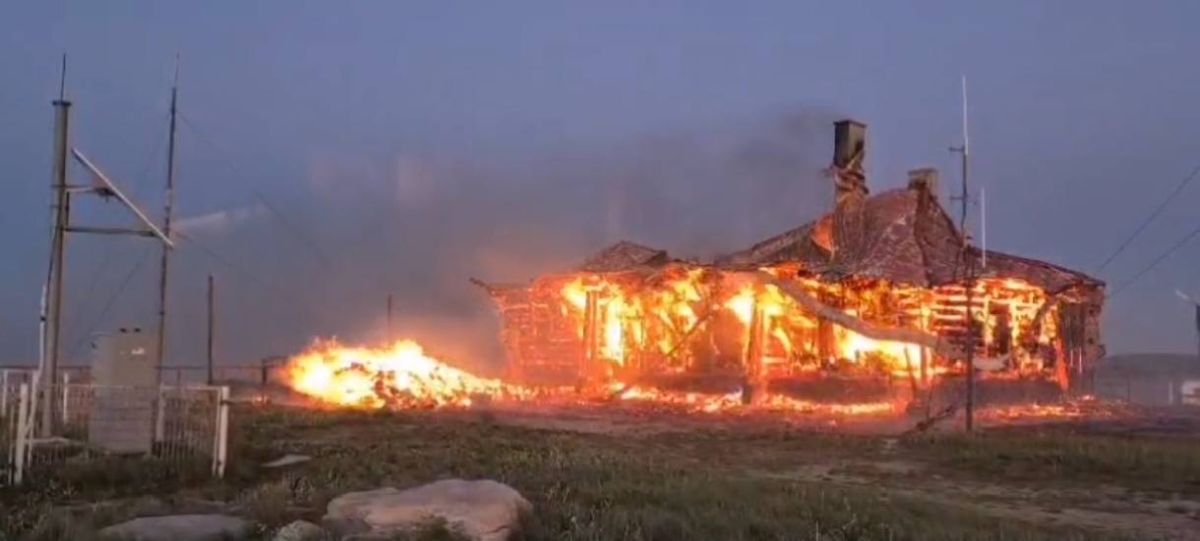 Staţia meteorologică de pe Vârful Vlădeasa din Cluj a ars într-un incendiu: „Extinderea focului, amplificată de vântul puternic de la cota 1.800”