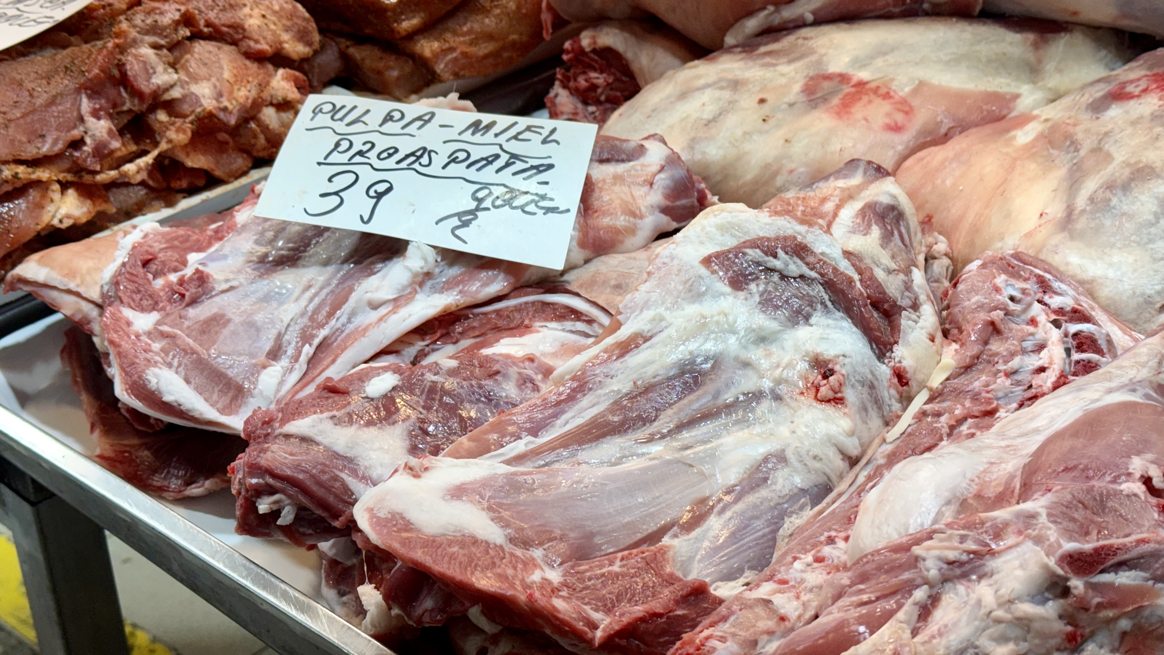 Preț miei Paște 2026. Cât costă kilogramul de carne de miel la București? „Am luat jumătate și am terminat bâlciul!”