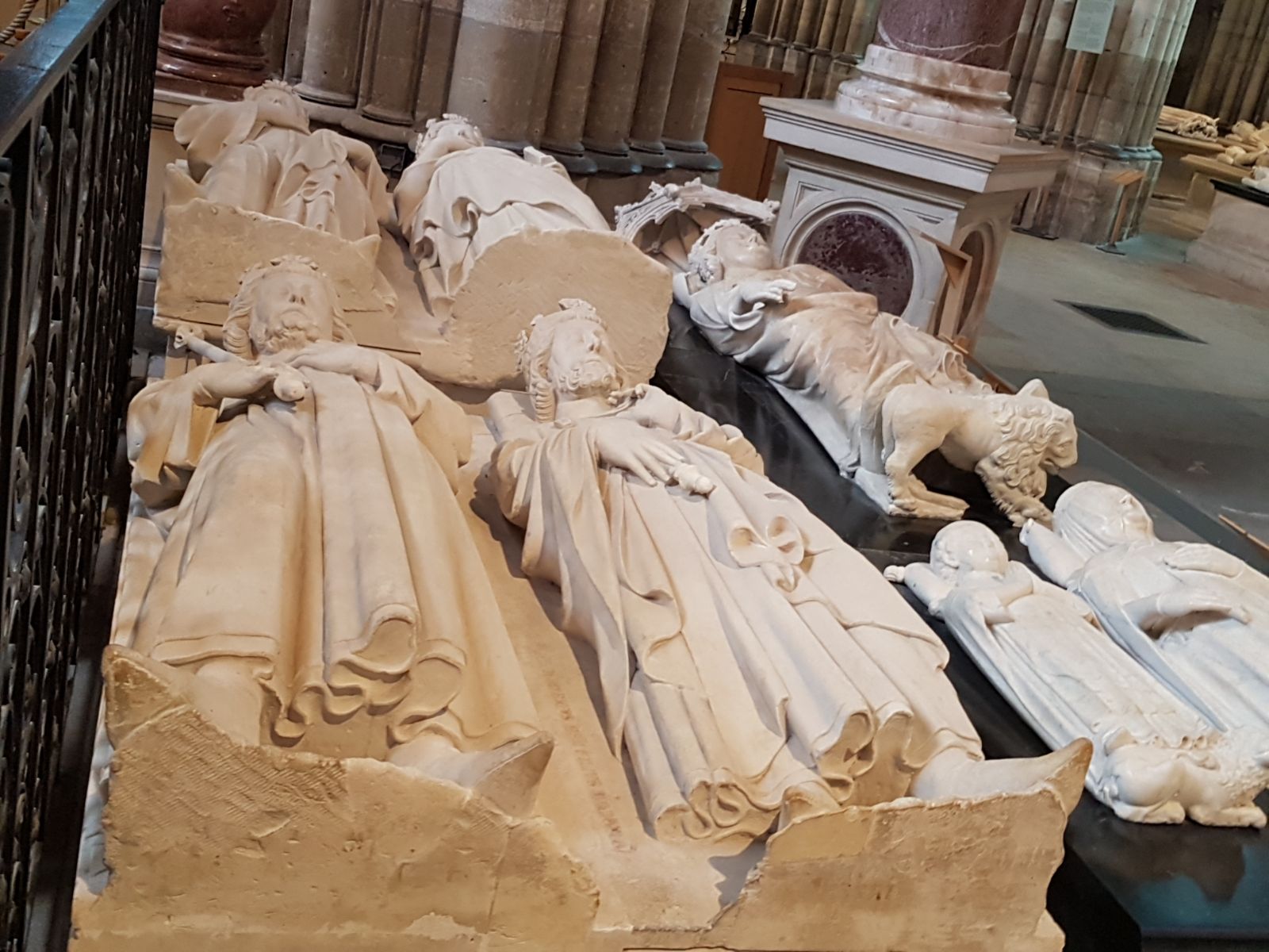 FOTO/Târgul de Crăciun din Saint-Denis - Paris are puțin din farmecul românesc. Un artizan francez imprimă haine cu imagini din București