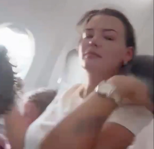 Panică în avion, într-o cursă spre Antalya, temperatură de aproape 60°C: „Era un cuptor. Disconfort, leșinuri! Am sunat la poliție, să vină să ne deschidă ușile”