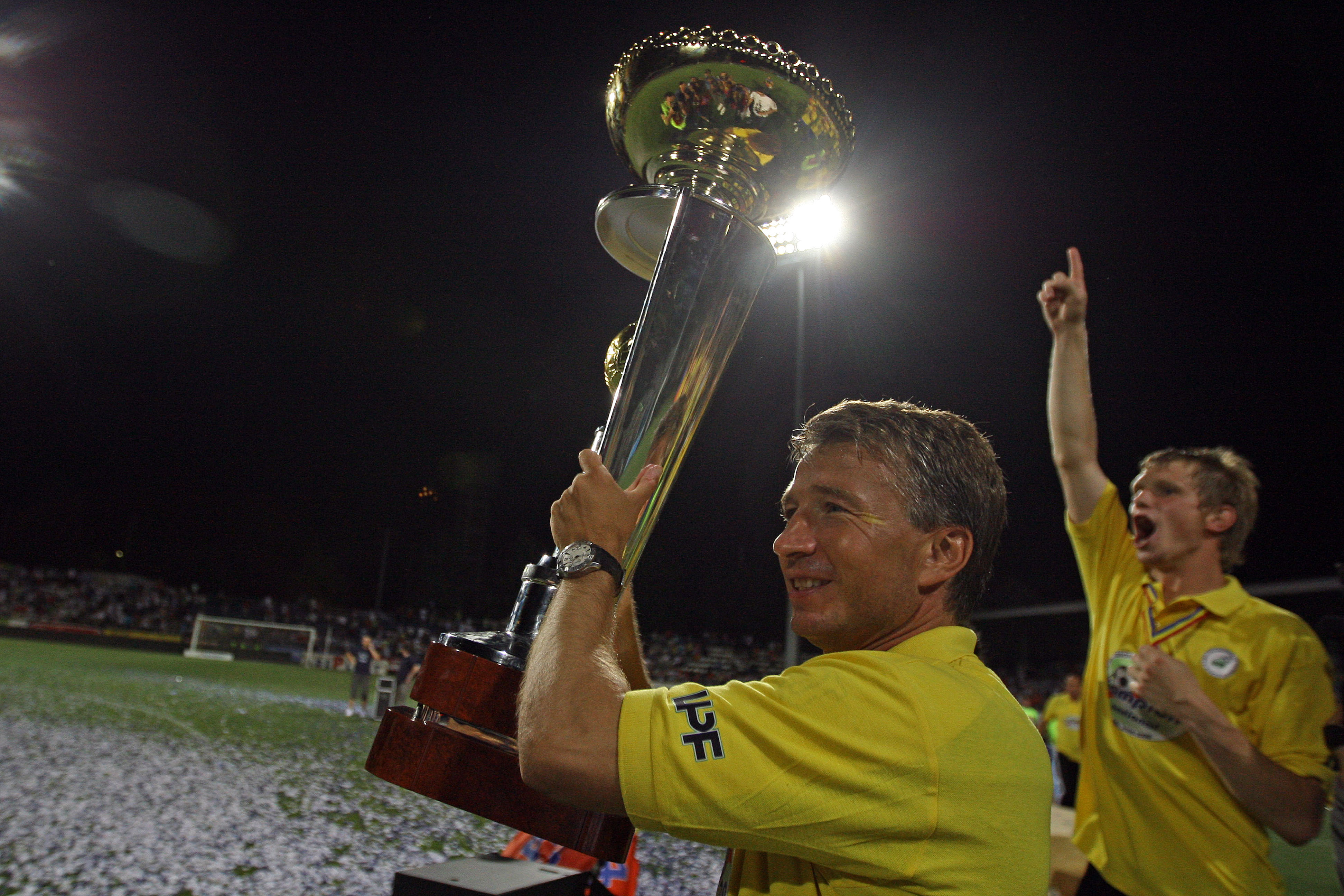 Dan Petrescu, cel mai tare antrenor din Generația de Aur. ”Bursucul”, aproape de al doilea titlu în România