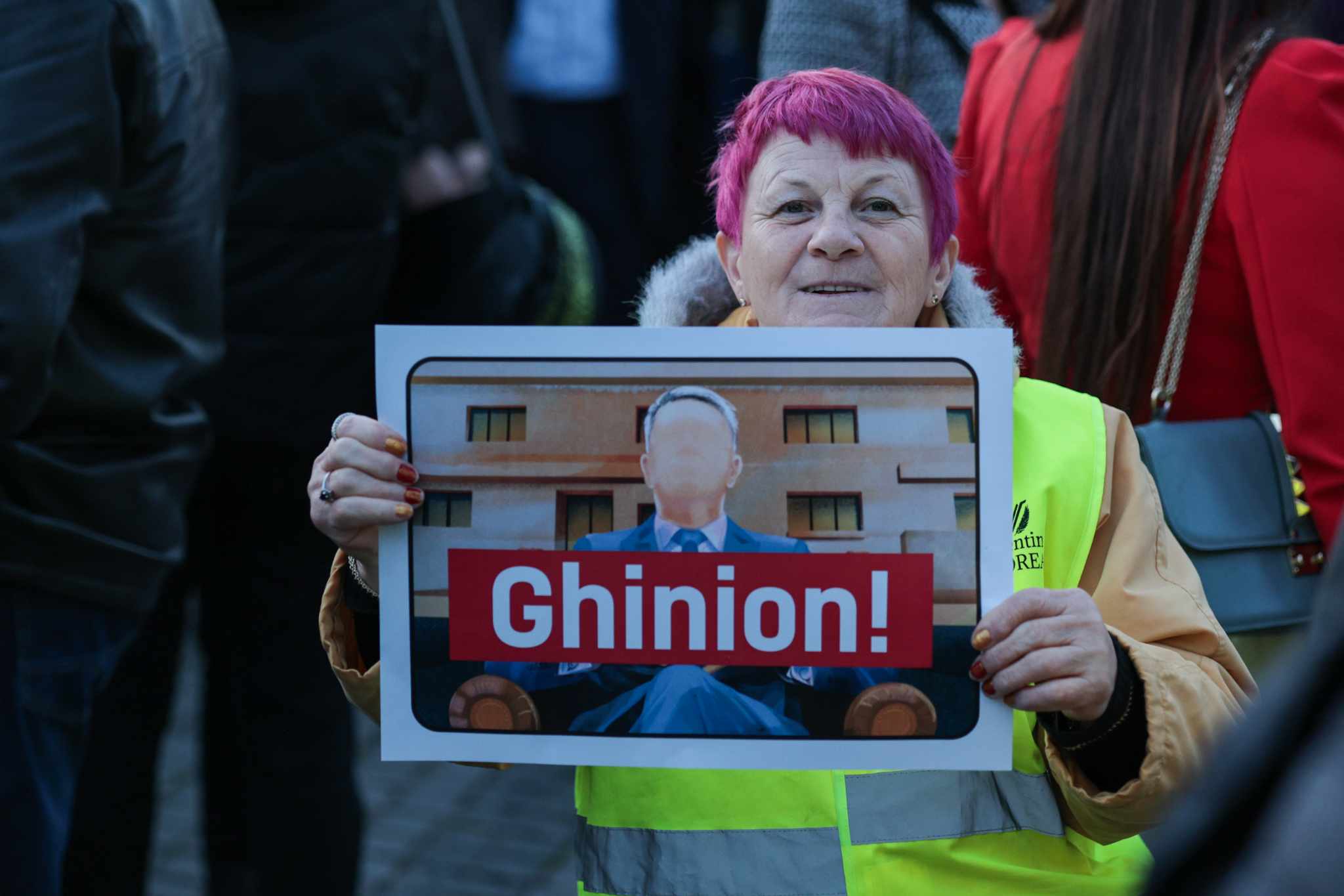 Protest AUR în fața imobilului din Aviatorilor renovat în secret pentru 7 milioane de euro: „După mandat, un palat”