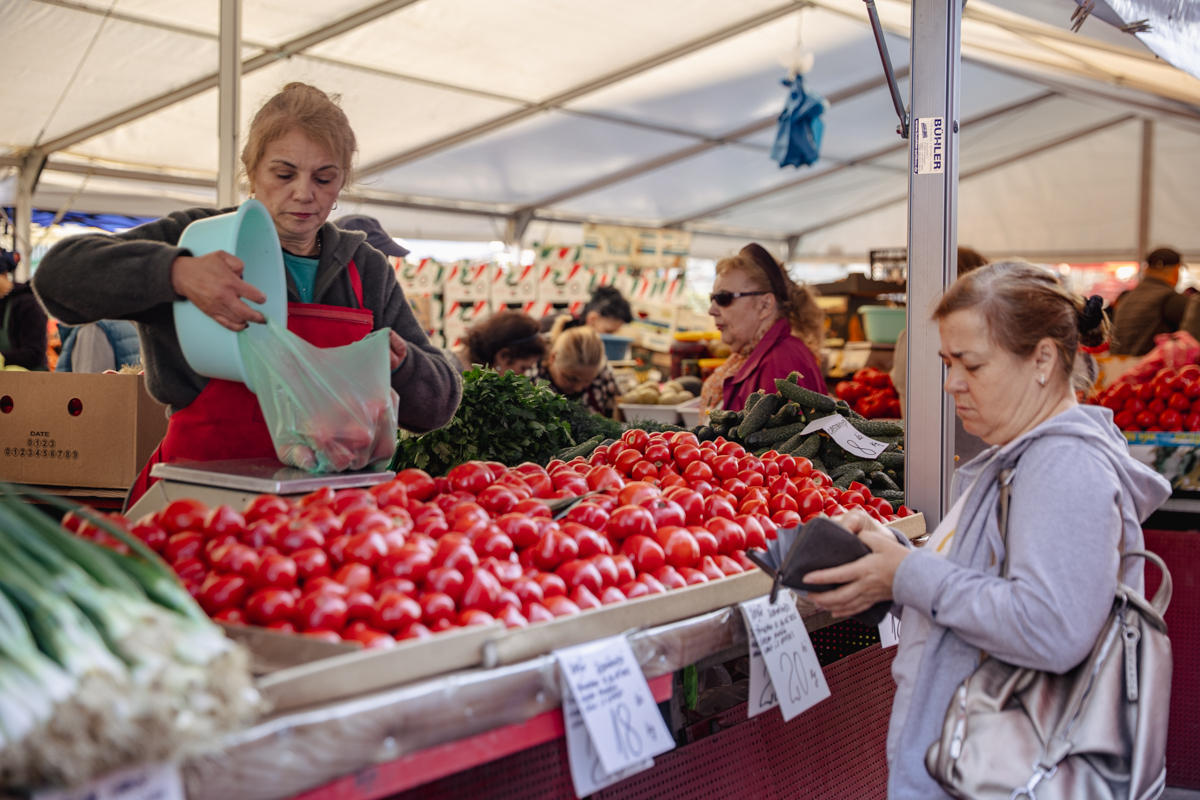Cât costă să faci o salată de vară cu roșii românești și castraveți din piața Amzei, Obor sau Rahova