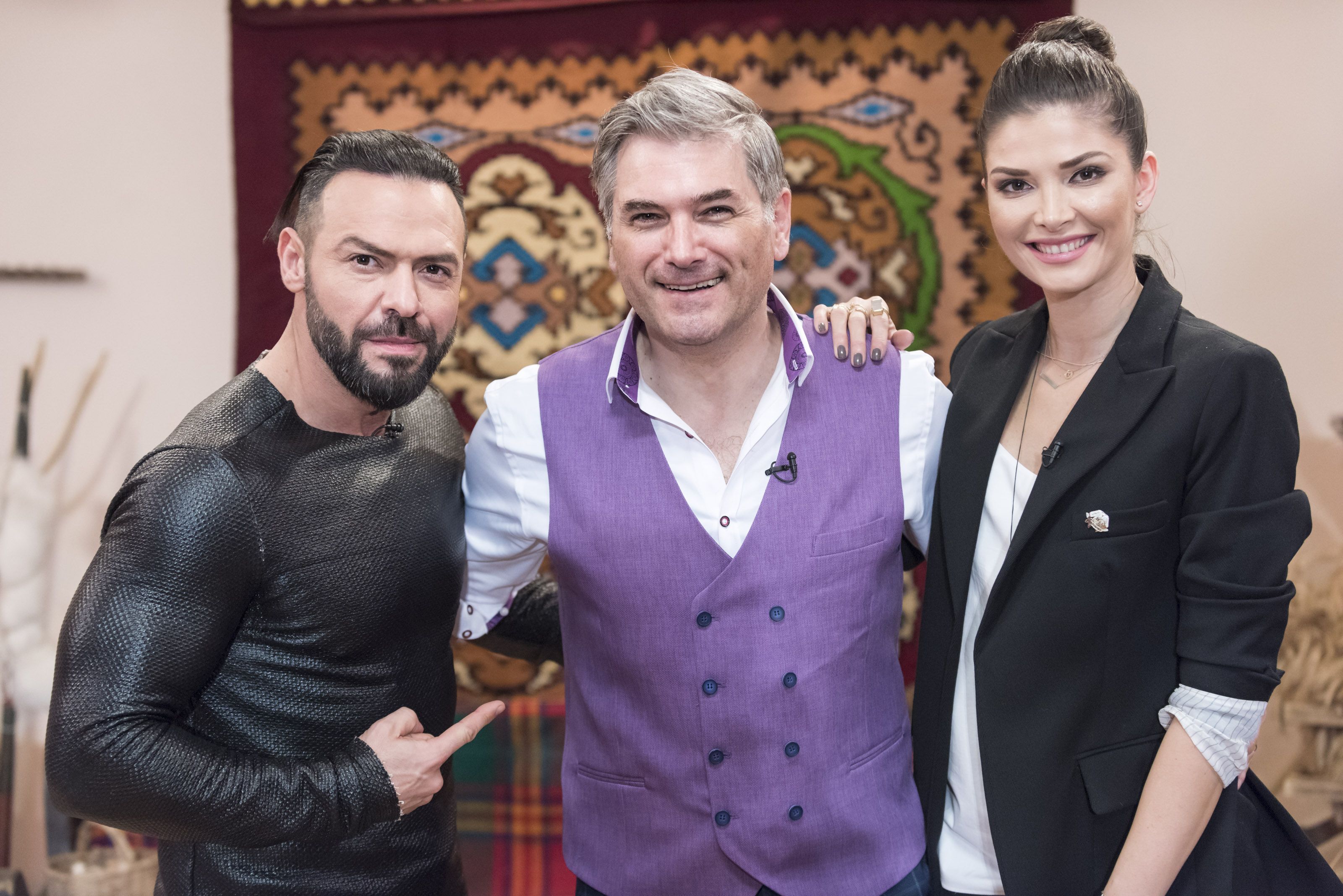 Mircea Radu n-a putut să pună gura pe palincă la filmările pentru "Ie, Românie", iar Cornel Păsat și-a pus silueta în pericol | FOTO