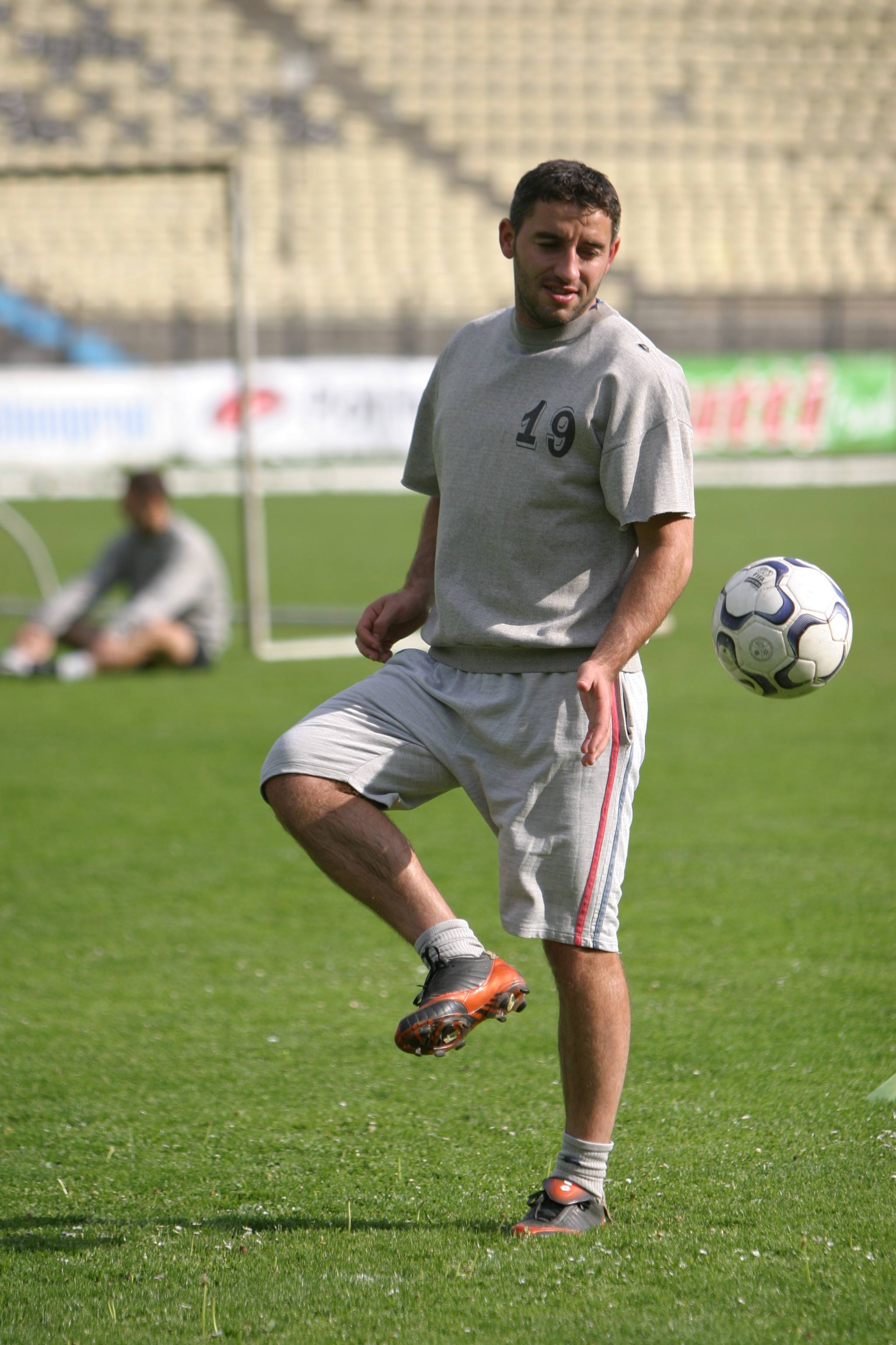 Fostul fotbalist Tiberiu Șerban a ajuns în pușcărie. Și-a bătut și amenințat cu cuțitul prietena, apoi a încălcat termenii arestului la domiciliu