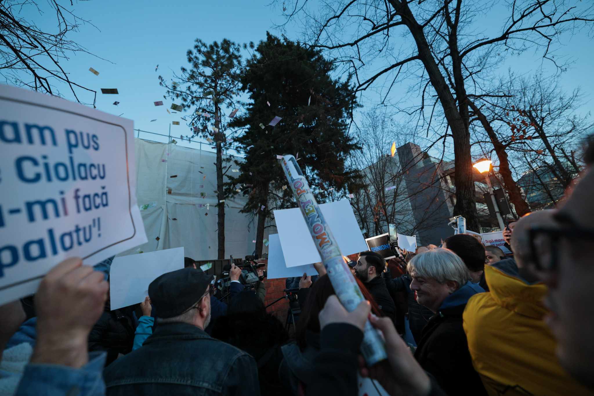 Protest AUR în fața imobilului din Aviatorilor renovat în secret pentru 7 milioane de euro: „După mandat, un palat”