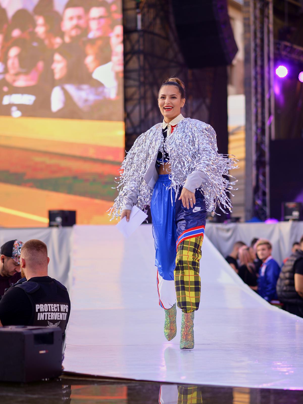 Defilare extravagantă la The Artist Awards. Vedetele au purtat ținute de mii de euro, cu sclipici, blană, paiete și voal