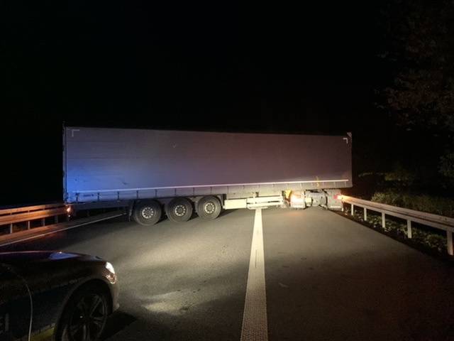 Un șofer de TIR gol pușcă s-a bătut cu polițiștii care l-au găsit cu hainele întinse în fața motorului, pe o autostradă din Germania
