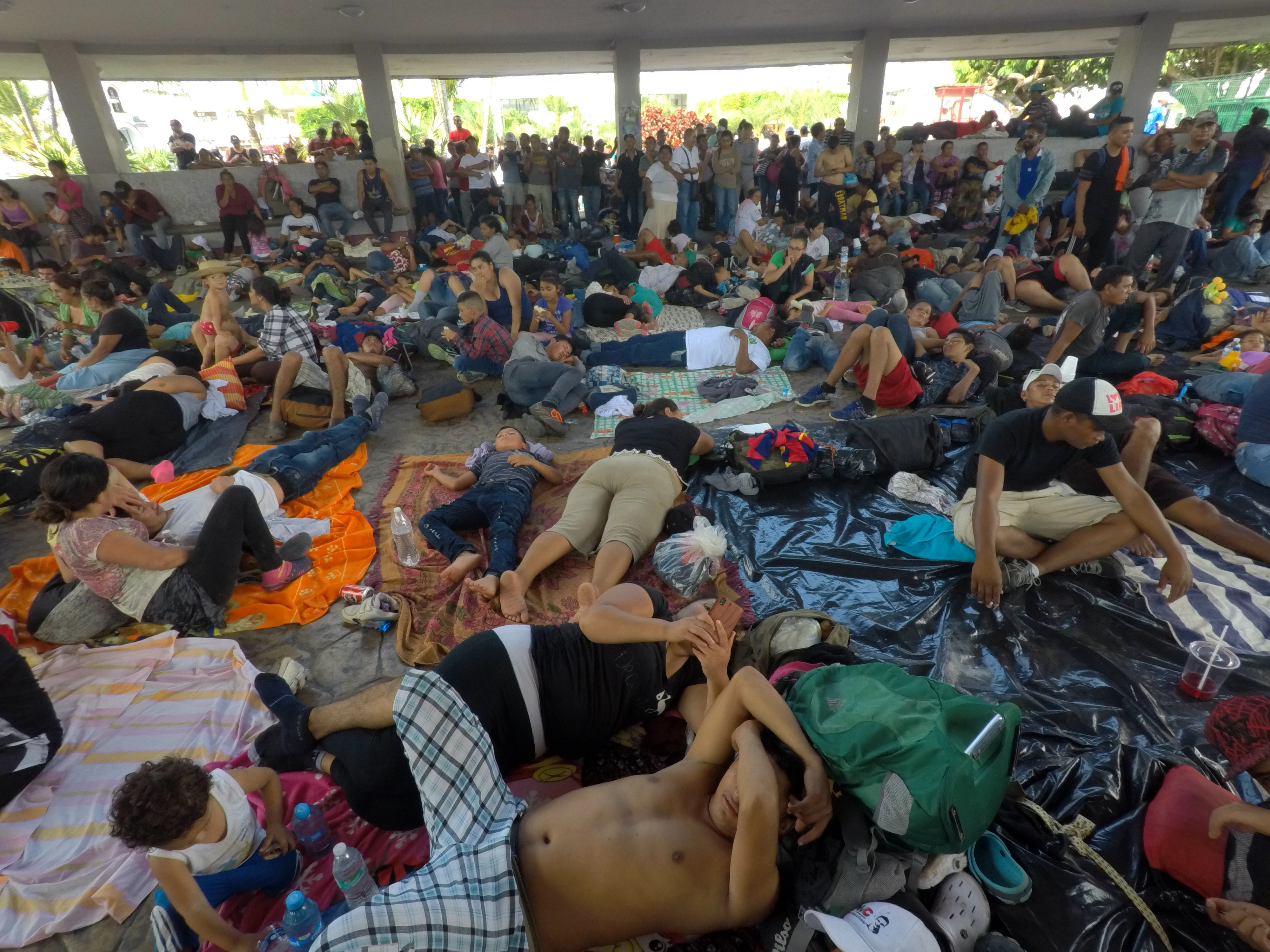 FOTO | Caravana uriașă de imigranți care se îndreaptă spre SUA se micșorează. Decizia luată de mii de oameni