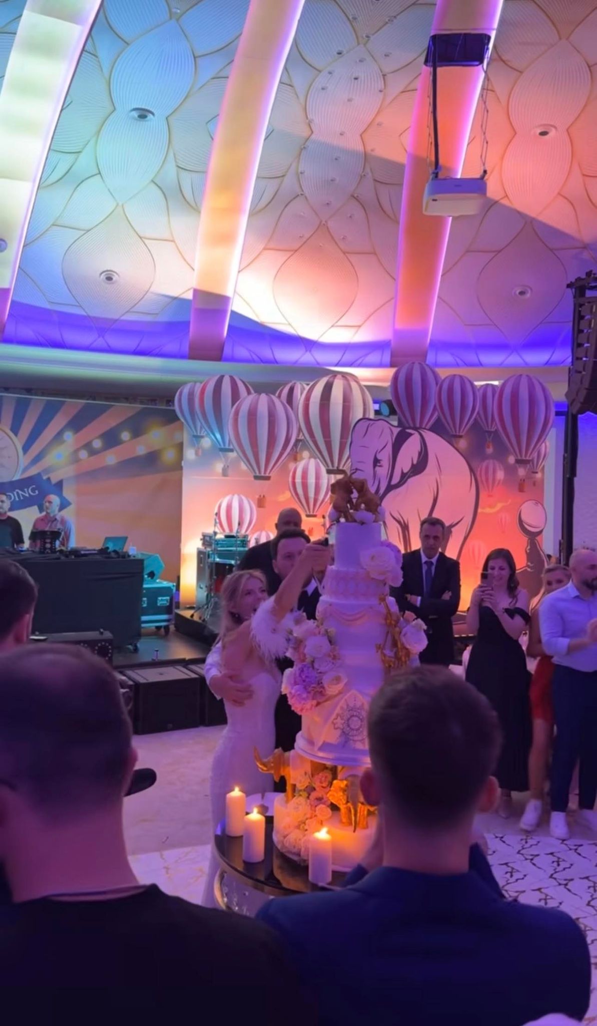 Imagini de la nunta Roxanei Hulpe. Tatăl preot a condus-o la altar, iar Cabral și Andreea Ibacka au fost nași
