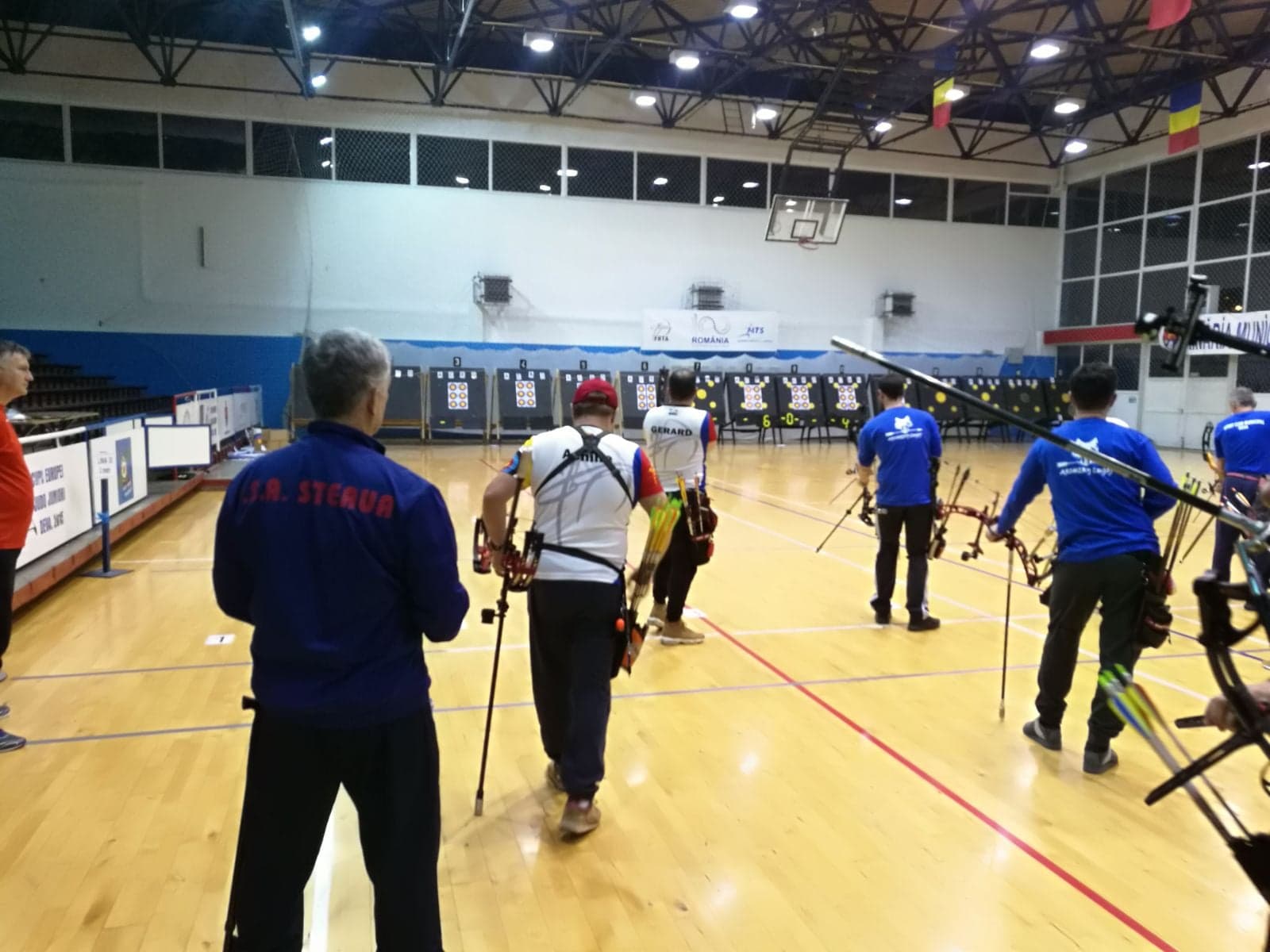 Începe Campionatul Național de Tir cu Arcul indoor destinat persoanelor cu dizabilități fizice. Competiția, în sala de sport a Liceului Traian din București | FOTO