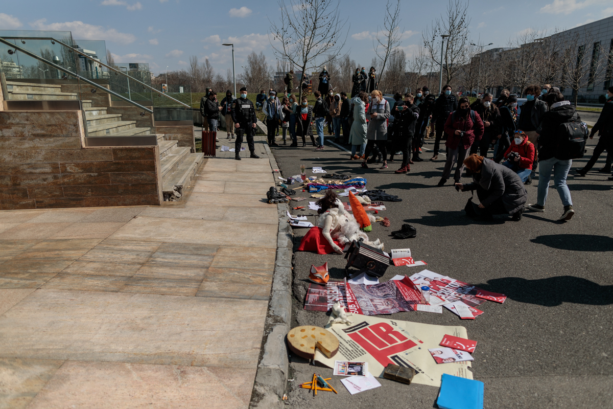 „Ne chinuim să supraviețuim”, spun artiștii independenți. Protest cu recuzită, creioane, partituri și borcane la Ministerul Culturii