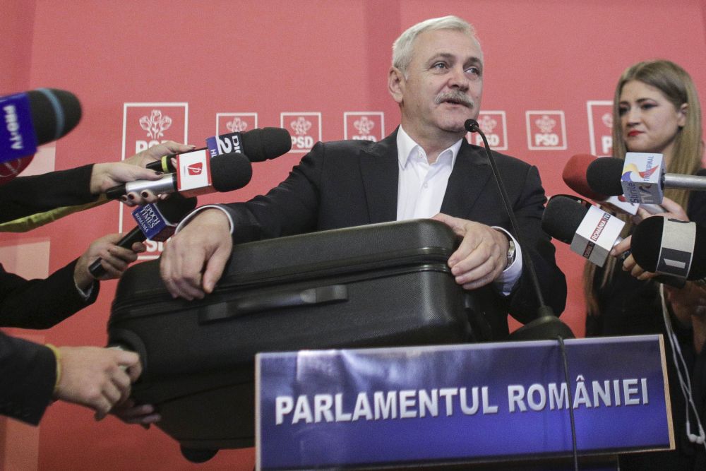 Prima reacție a lui Liviu Dragnea în scandalul #Teleormanleaks. A venit la ședința CEx cu două valize! Ce a scos din ele (FOTO&VIDEO)