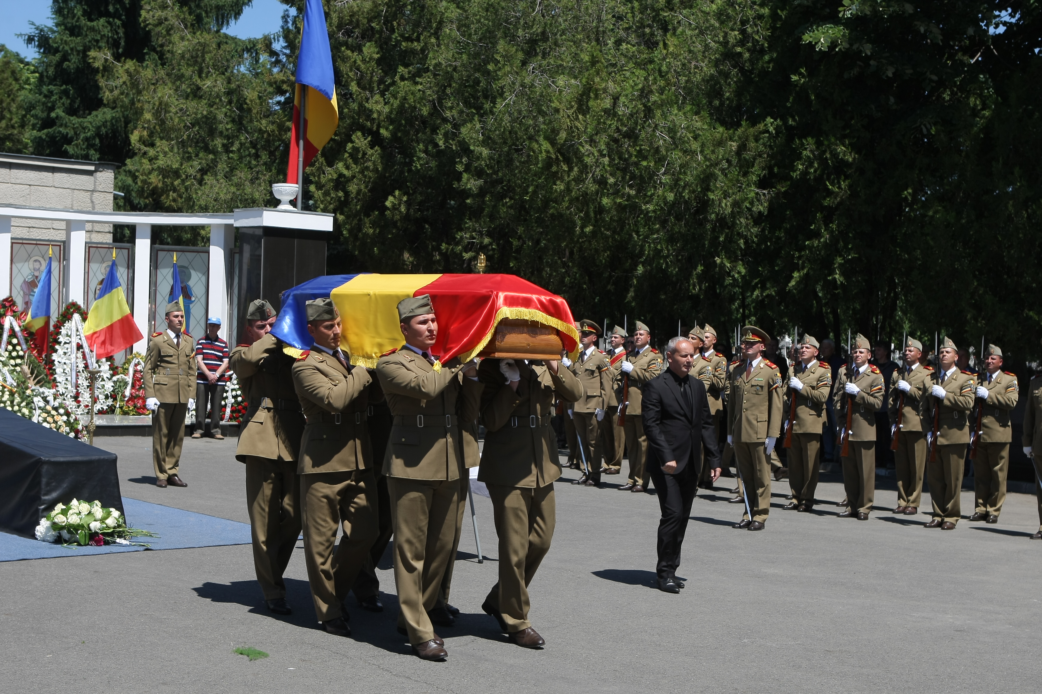 GALERIE FOTO&VIDEO/ Cristian Țopescu, înmormântat cu onoruri militare, la Cimitirul Ghencea Militar din București