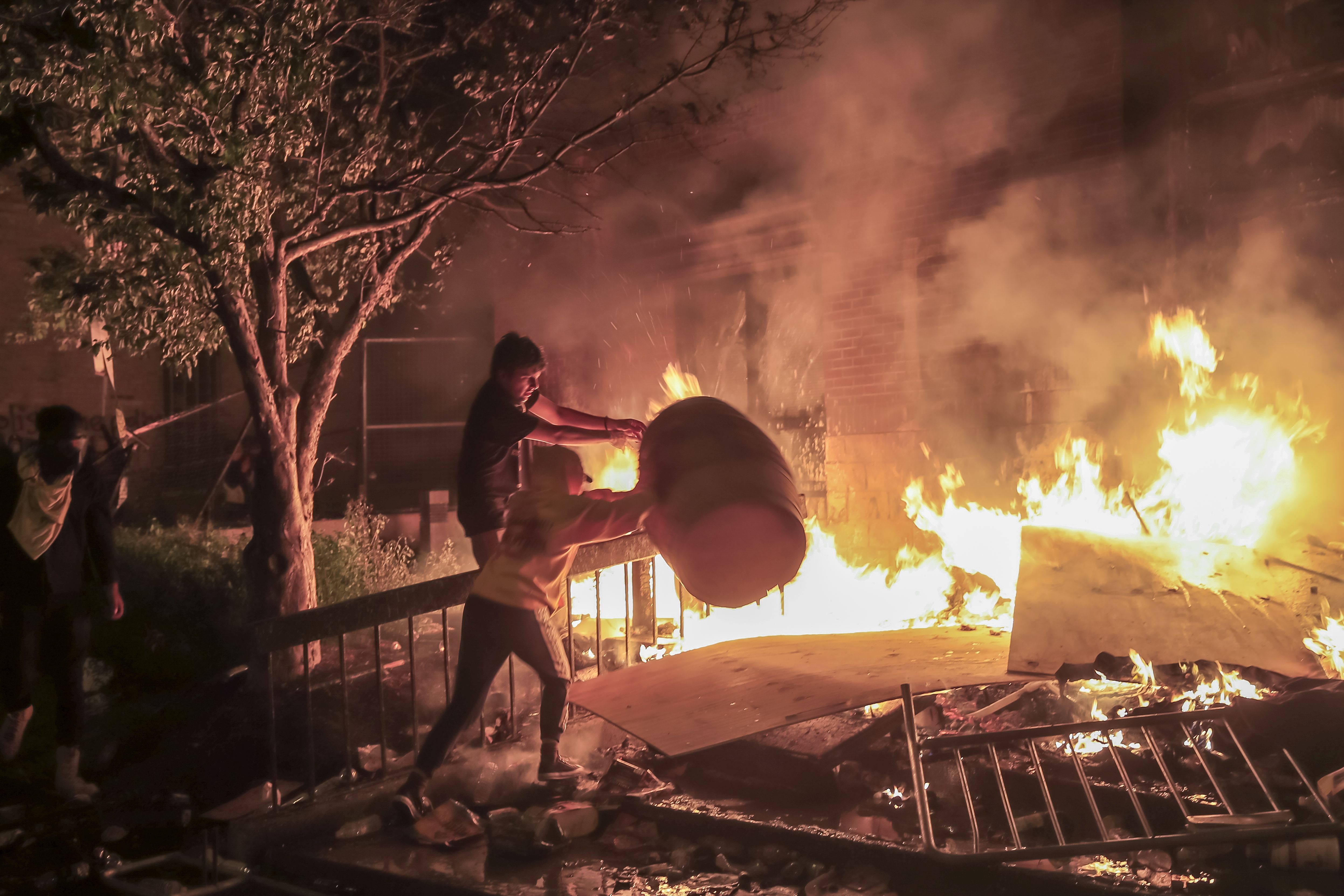 Furie în SUA: O secție de poliție din Minneapolis a fost incendiată, în a treia zi de proteste după moartea unui bărbat de culoare