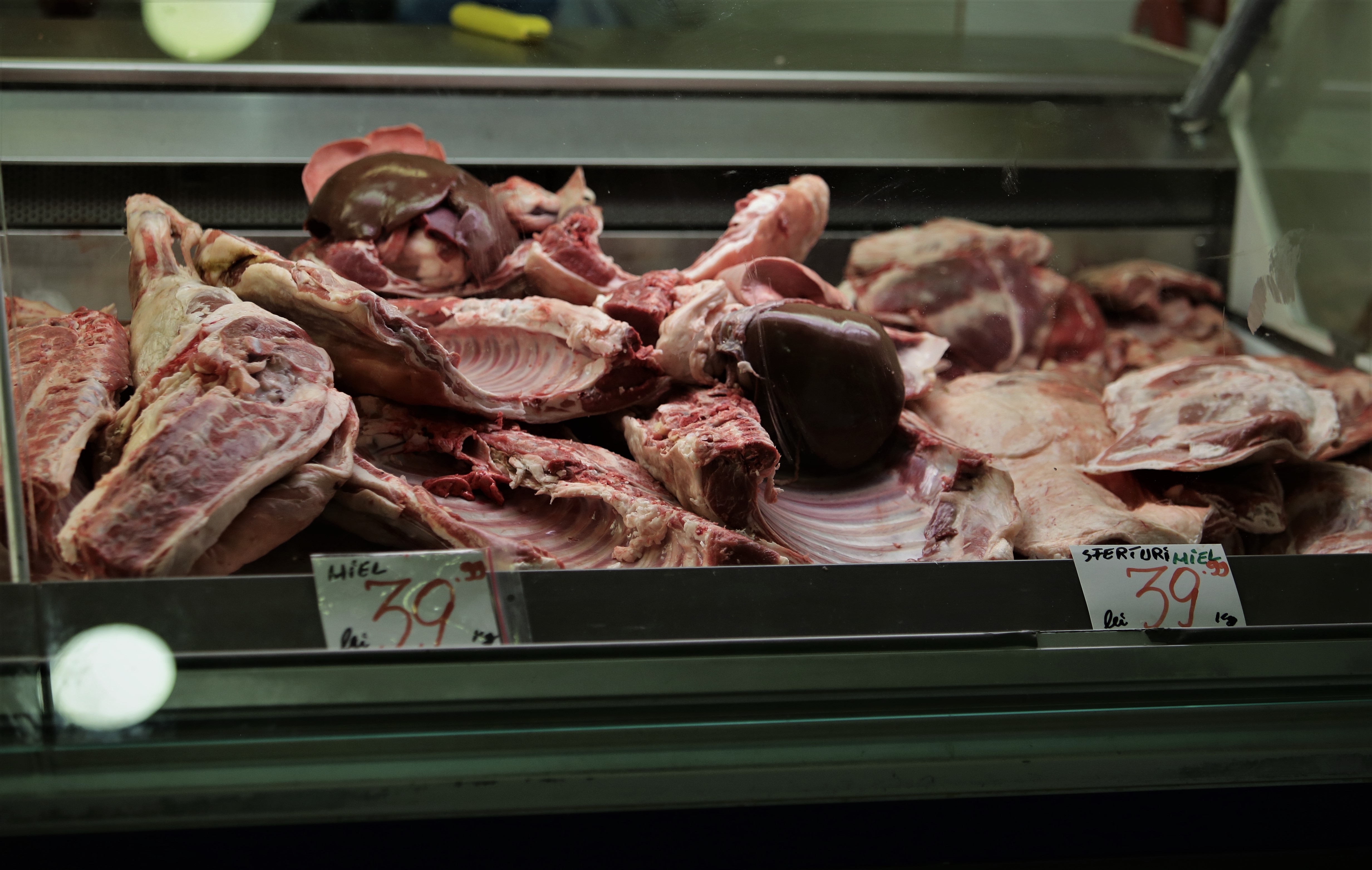 FOTO. Cât costă roșia românească în Piața Obor: bate prețul kilogramului de miel, dar există și o alternativă
