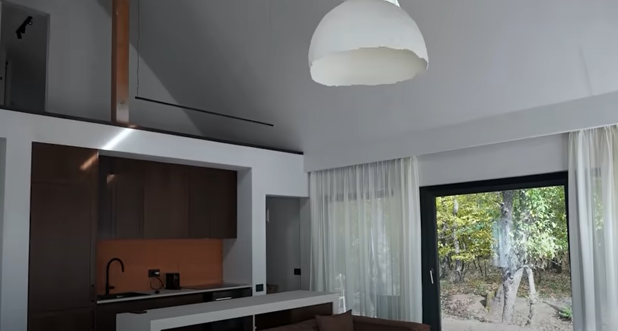 Imagini cu casa în care locuiește Sânziana Negru, lângă pădure. A construit-o de la zero: „Cea mai mare bătaie de cap cred că a fost cu muncitorii”