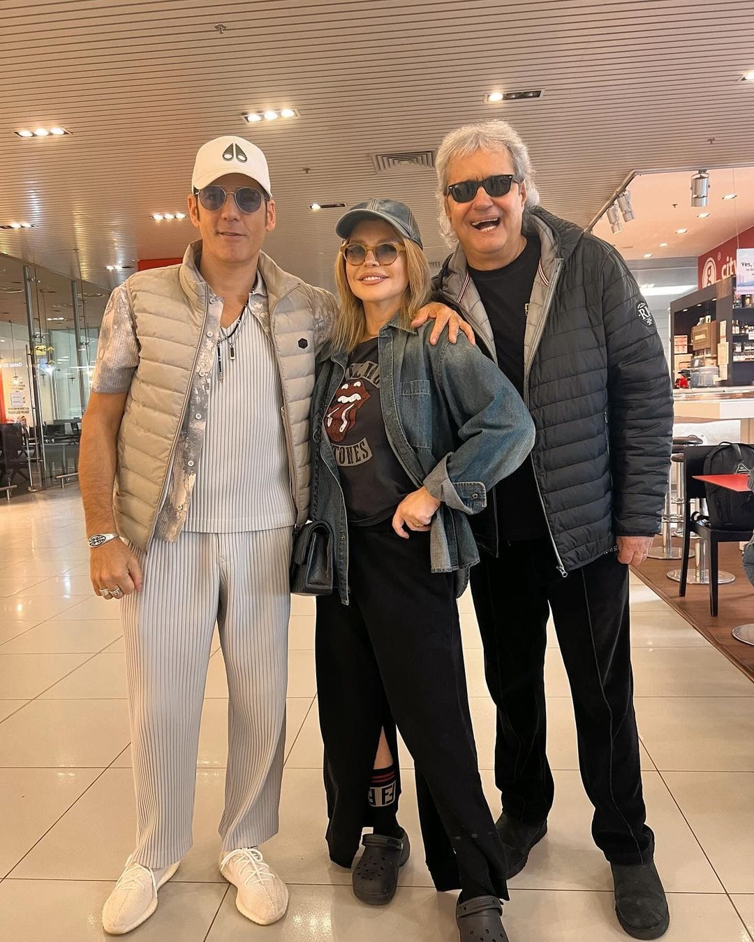 Cum s-a pozat în aeroport Ștefan Bănică jr alături de Loredana Groza și Cristi Minculescu. Ținutele lor au atras atenția
