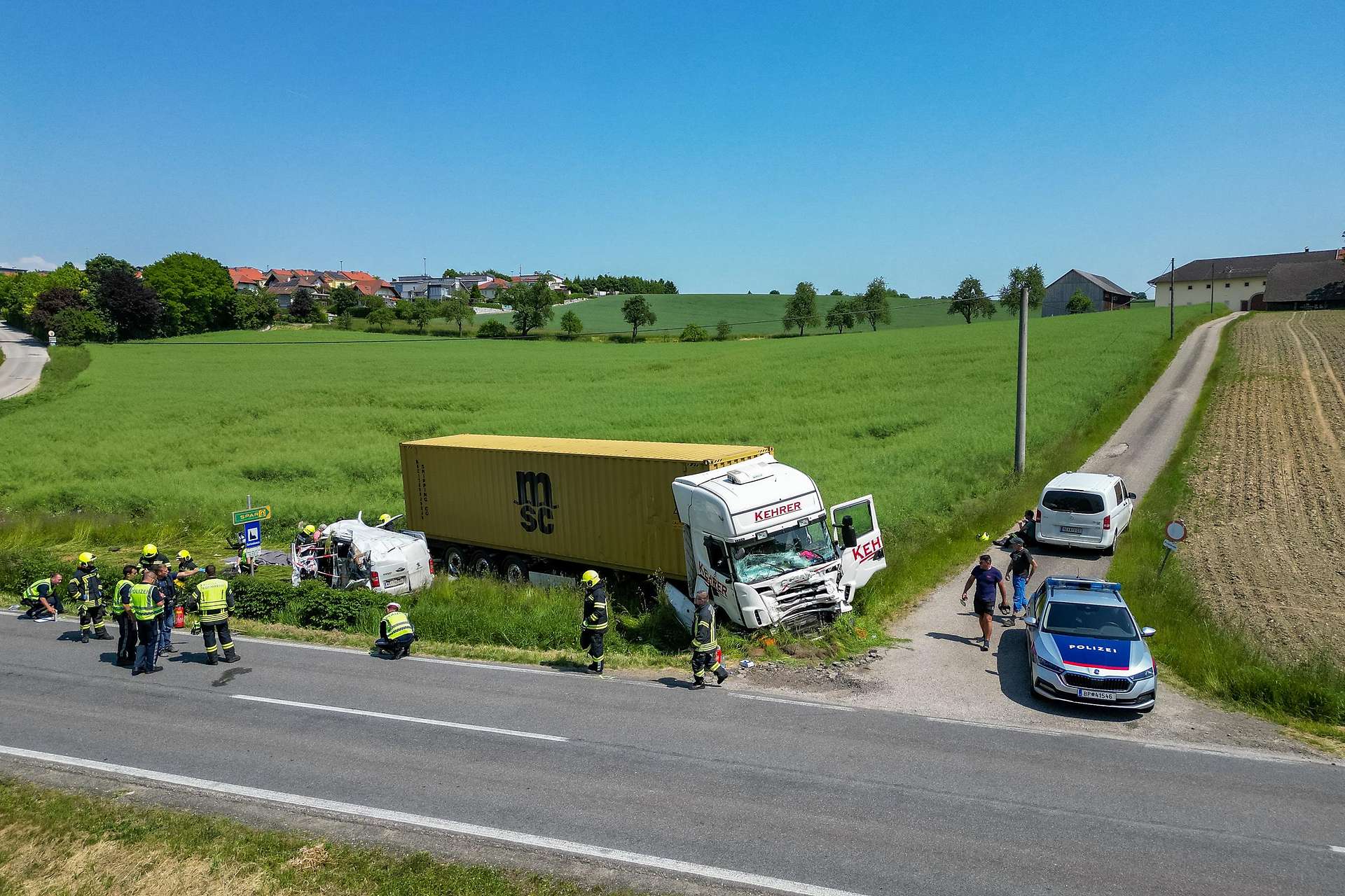 Imagini de groază cu duba în care a murit un curier român, lovit de un TIR pe o șosea din Austria