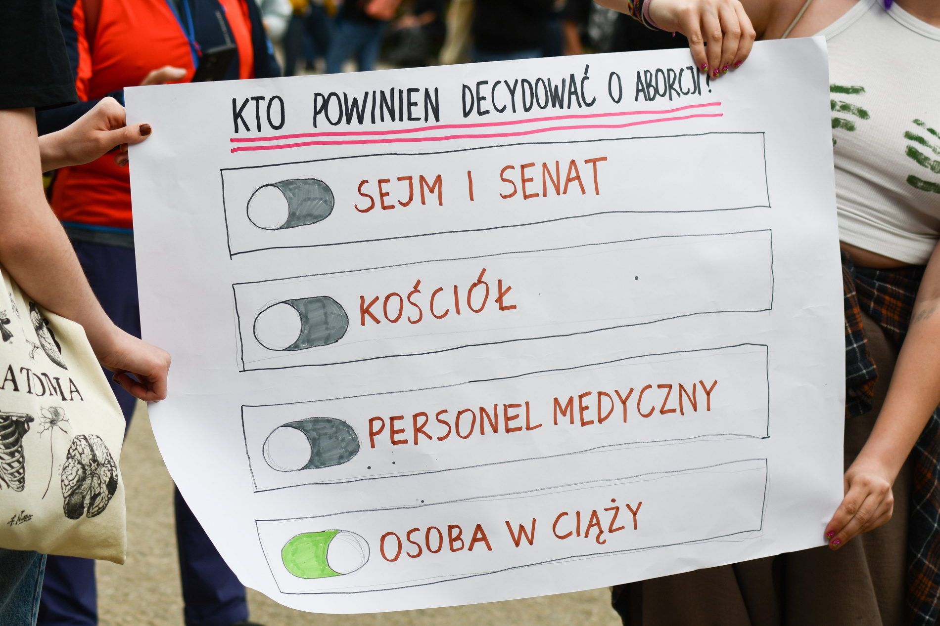 Protest Ogólnopolskiego Strajku Kobiet pod hasłem „Ani Jednej Więcej” po śmierci ciężarnej Doroty z Nowego Targu. Poznań, 14 czerwca 2023 r.