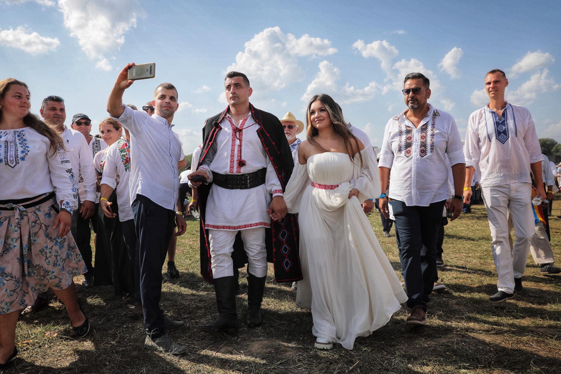 O mireasă și două nunți. Cum a petrecut poporul în vale, iar ceilalți invitați, în deal, la căsătoria „domnului AUR”, George Simion