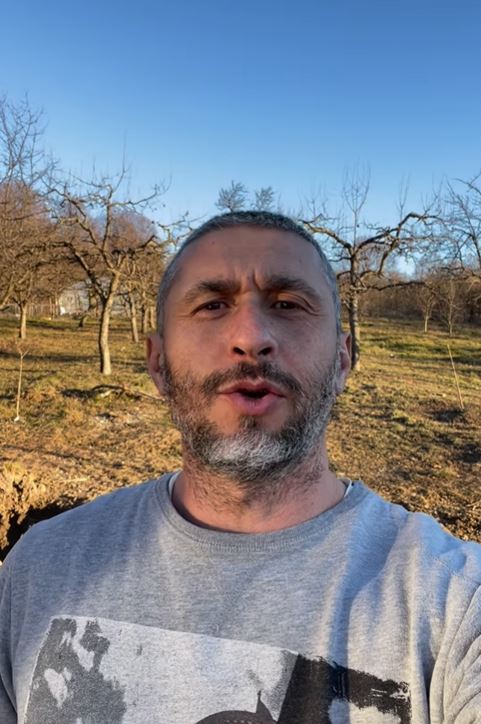 Imagini cu livada de la sat a lui Dragoș Bucur și a Danei Nălbaru. L-au implicat pe Kadri, fiul lor care nu merge la școală, în treburile gospodăriei