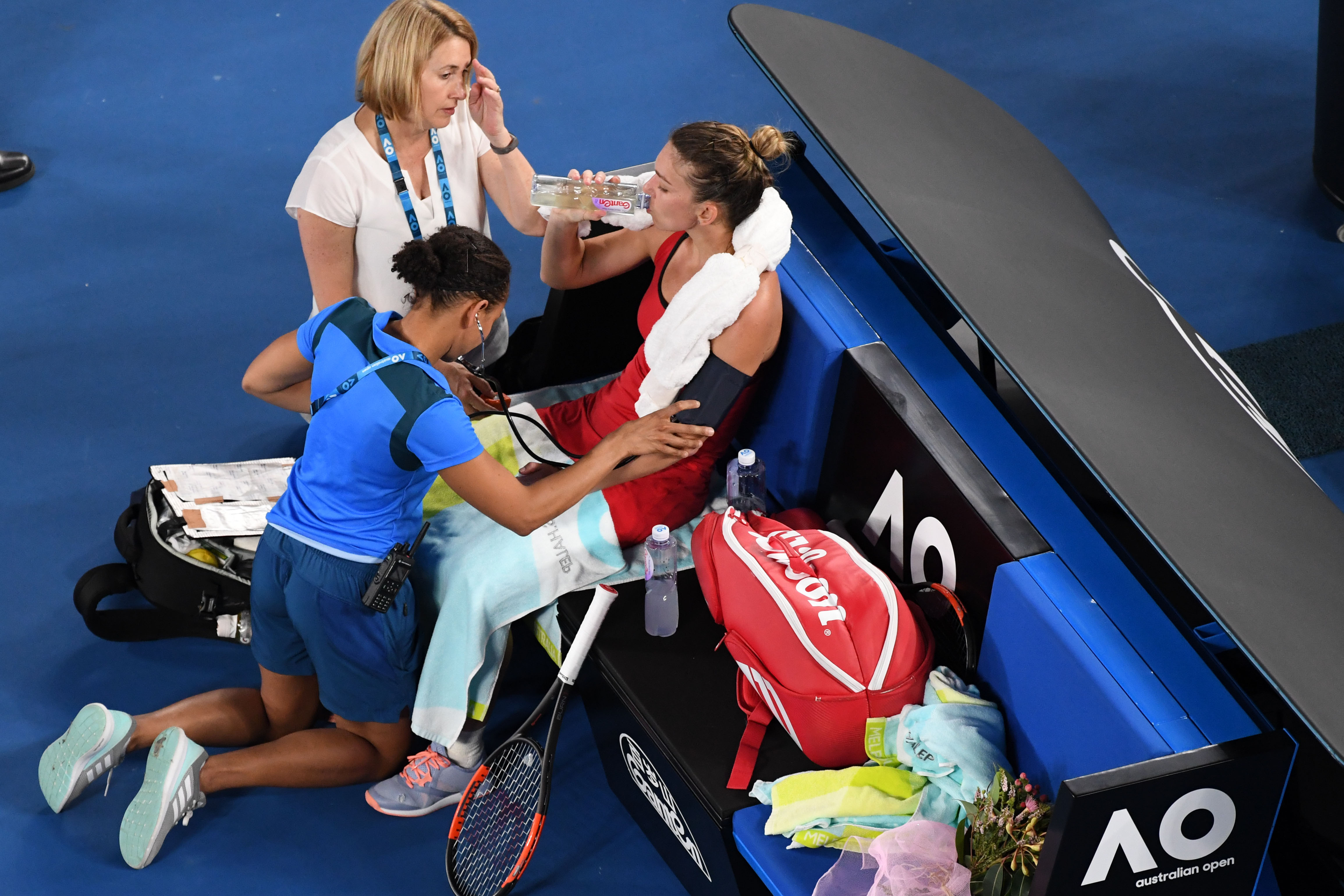 Simona Halep, pe perfuzii, la spital! Care este starea jucătoarei ACUM și ce au spus organizatorii turneului. Acuzele unui medic | FOTO&VIDEO