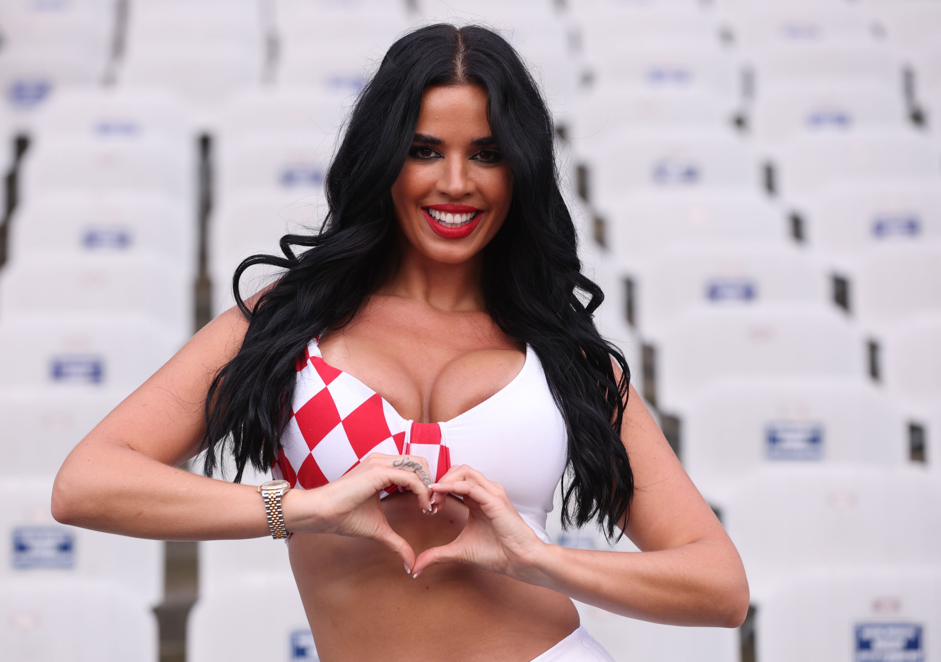 Modelul croat Ivana Knöll anunță că va fi în tribune la meciul cu Spania, de la Euro 2024: „Hotel învechit, piscină închisă, poate pe stadion va fi bine”