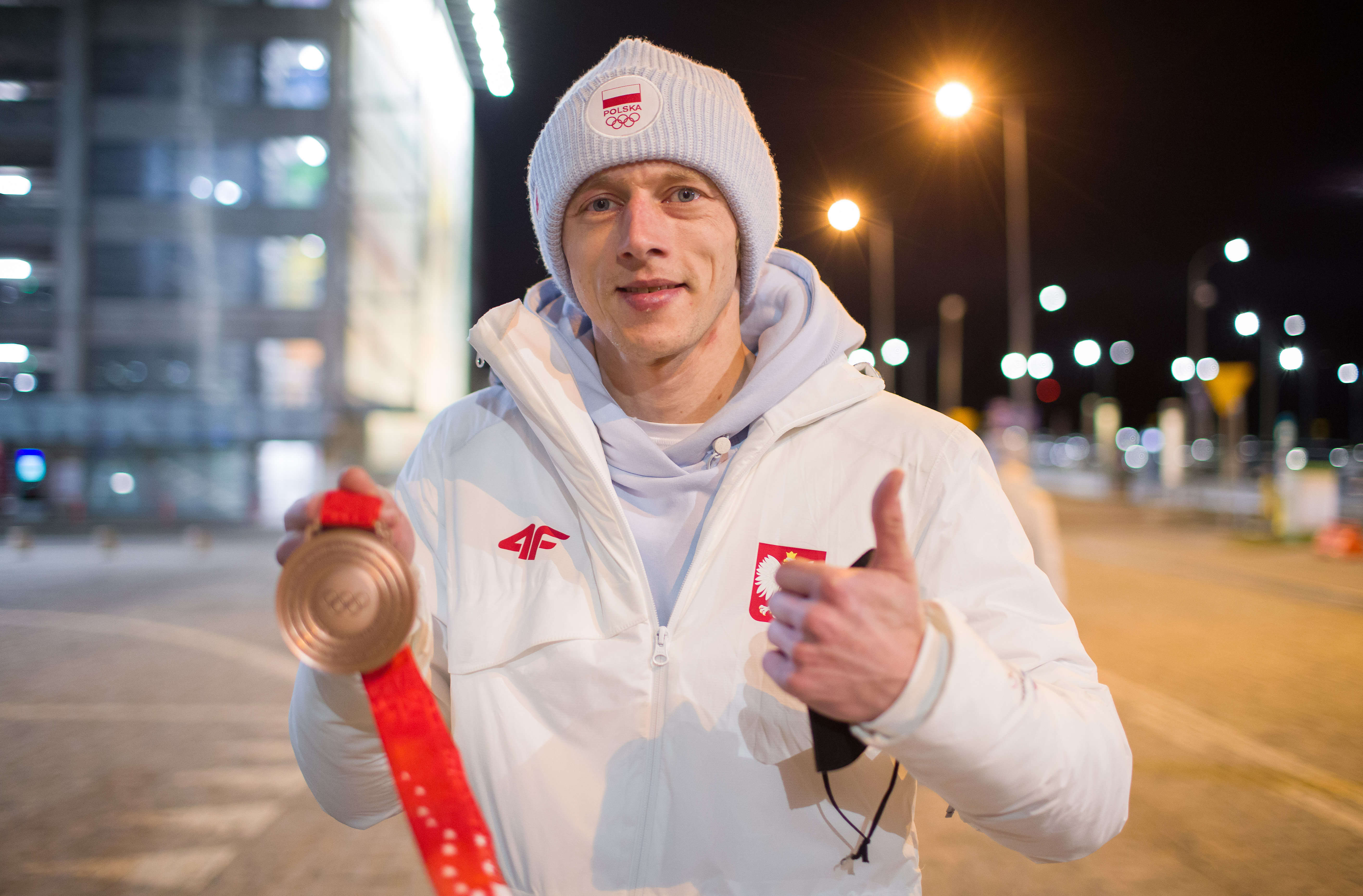 Dawid Kubacki i zdobyty w Pekinie brązowy medal zimowych igrzysk olimpijskich.