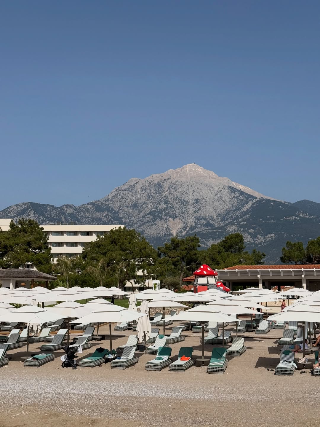 Imagini cu Roxana Nemeș și gemenii ei în vacanță, în Turcia. Cât costă sejurul la resortul de cinci stele din Antalya
