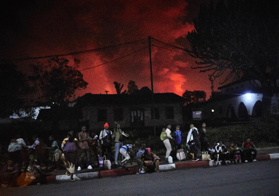Unul dintre cei mai periculoși vulcani a erupt. Imagini cu râul de lavă care se îndreaptă către zonele locuite