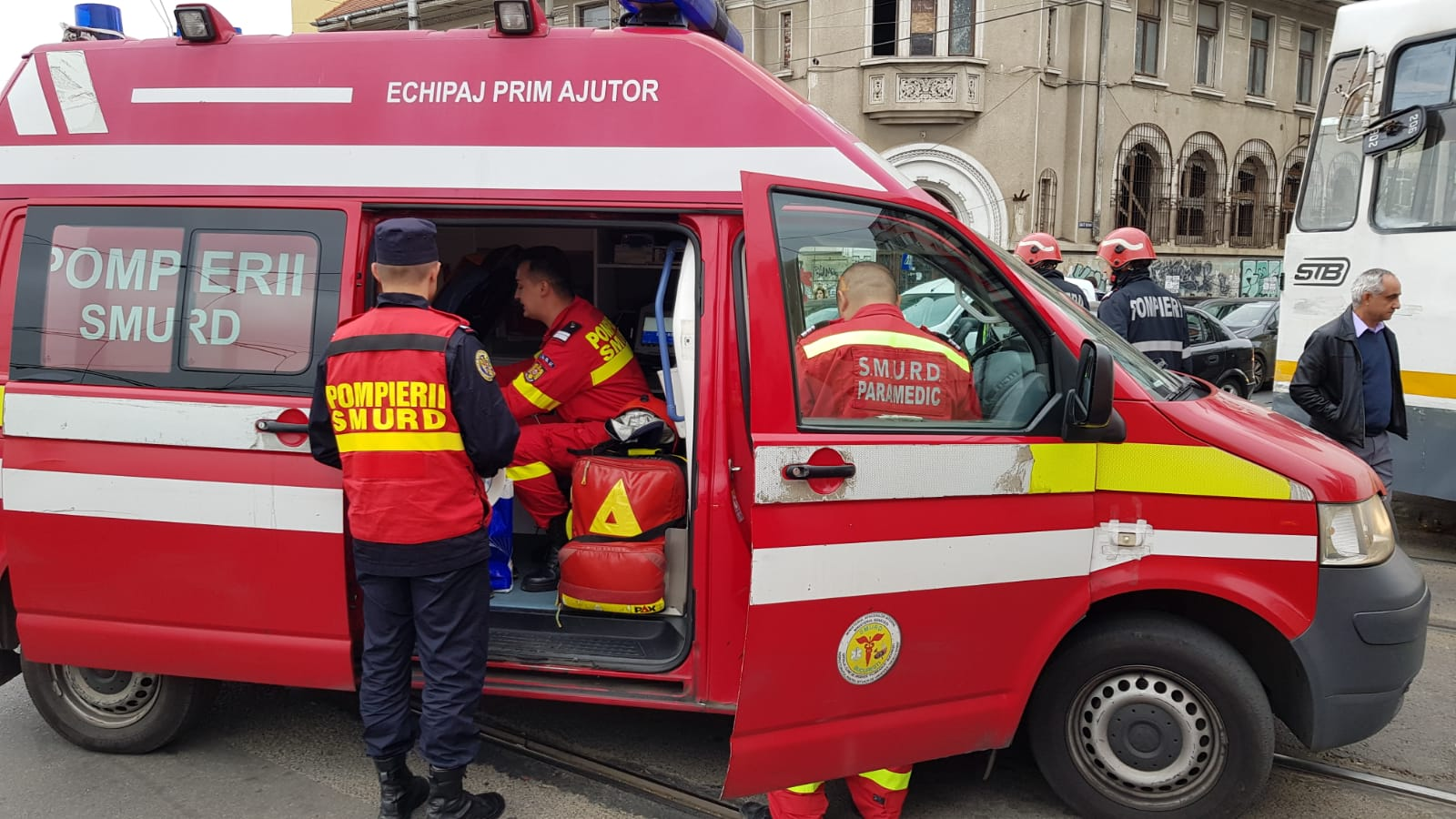 Două tramvaie s-au ciocnit în București, miercuri la prânz. O femeie a fost rănită la cap